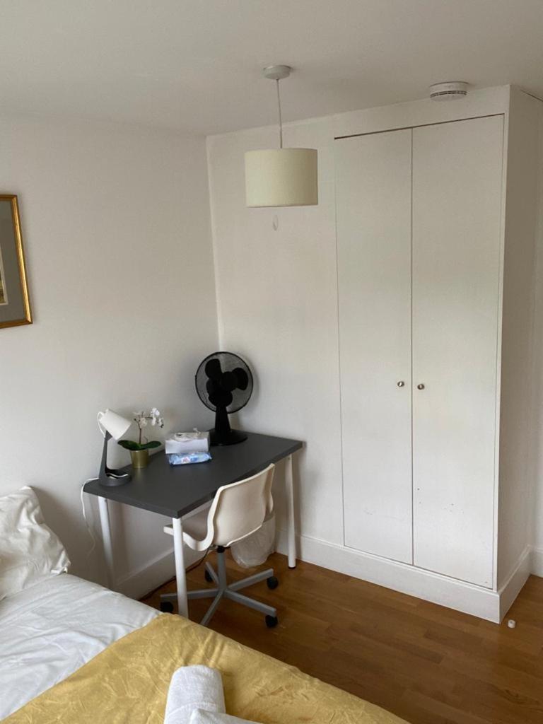 Lovely Private In Euston, Проживание в семье *