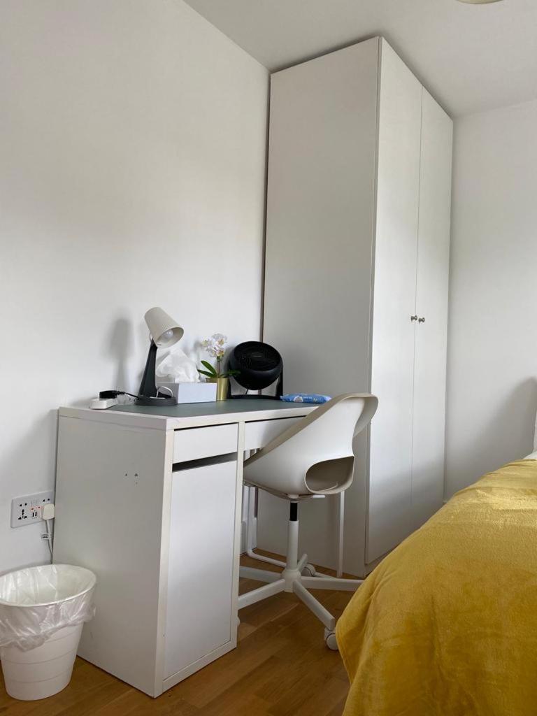 Lovely Private In Euston, * Londres